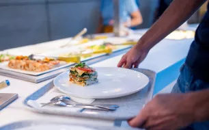 Dienbladen voor restaurant en zelfbediening, kies het materiaal dat bij u past Dienbladen voor restaurant en zelfbediening, kies het materiaal dat bij u past