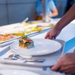 Dienbladen voor restaurant en zelfbediening, kies het materiaal dat bij u past